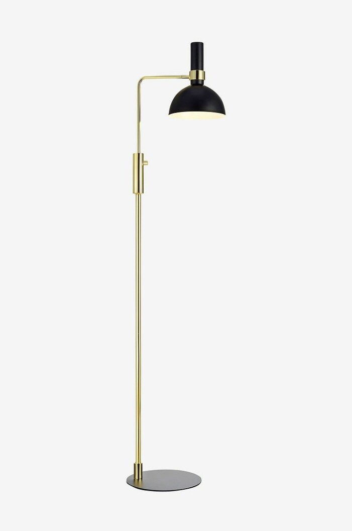 svart golvlampa med mässingsdetaljer