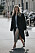kvinna iklädd svart jacka med dubbelkäppning street style