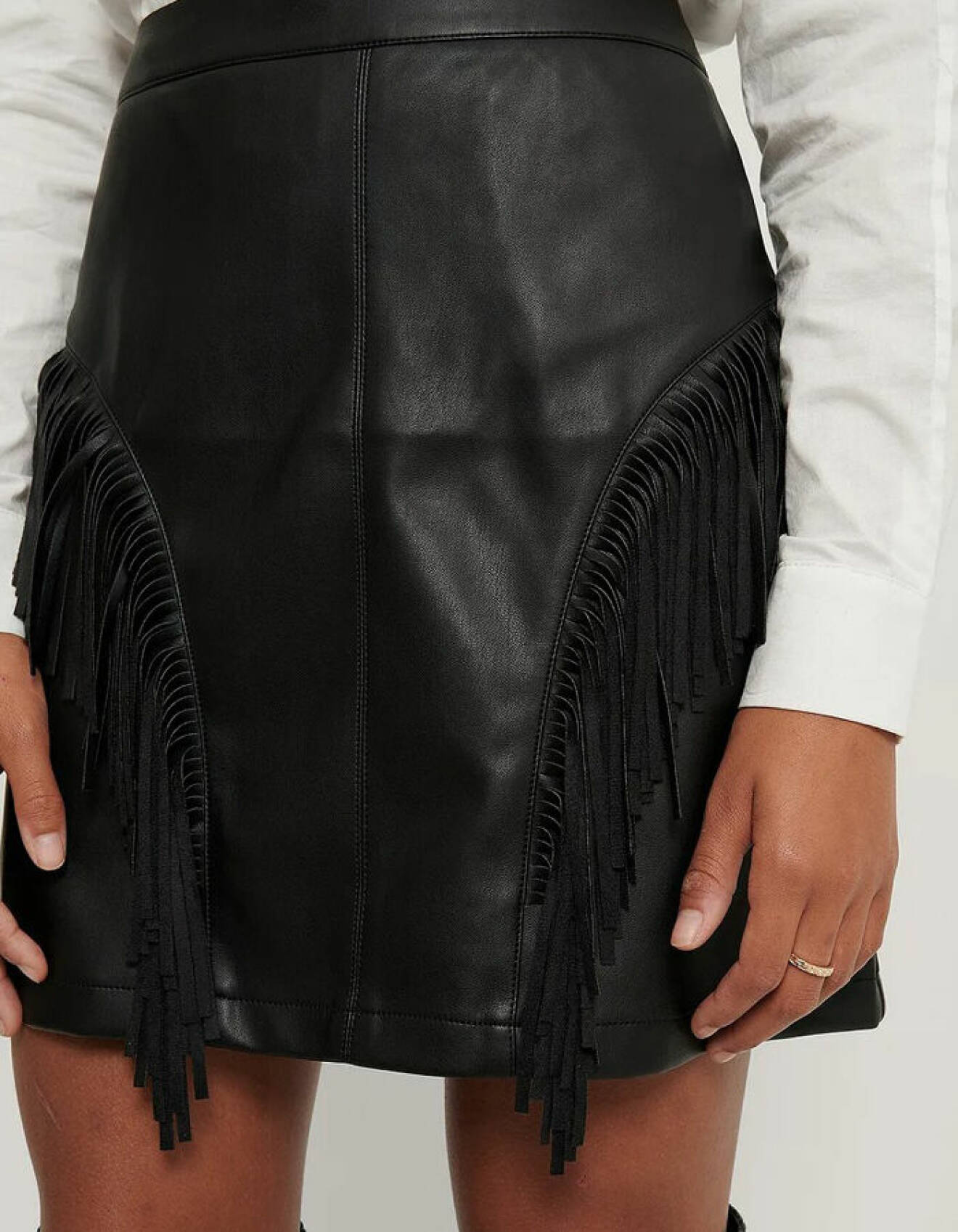 svart kjol i skinnimitation med fransar för dam från Na-kd 2022
