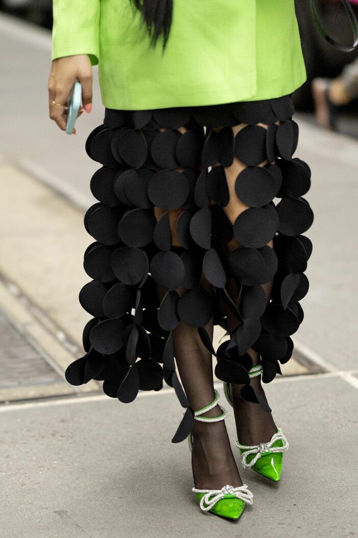 A.W.A.K.E. Mode har gjort avtryck med sin spännande design världen över, här under New York Fashion Week. svart kjol med cirklar från AWAKE Mode