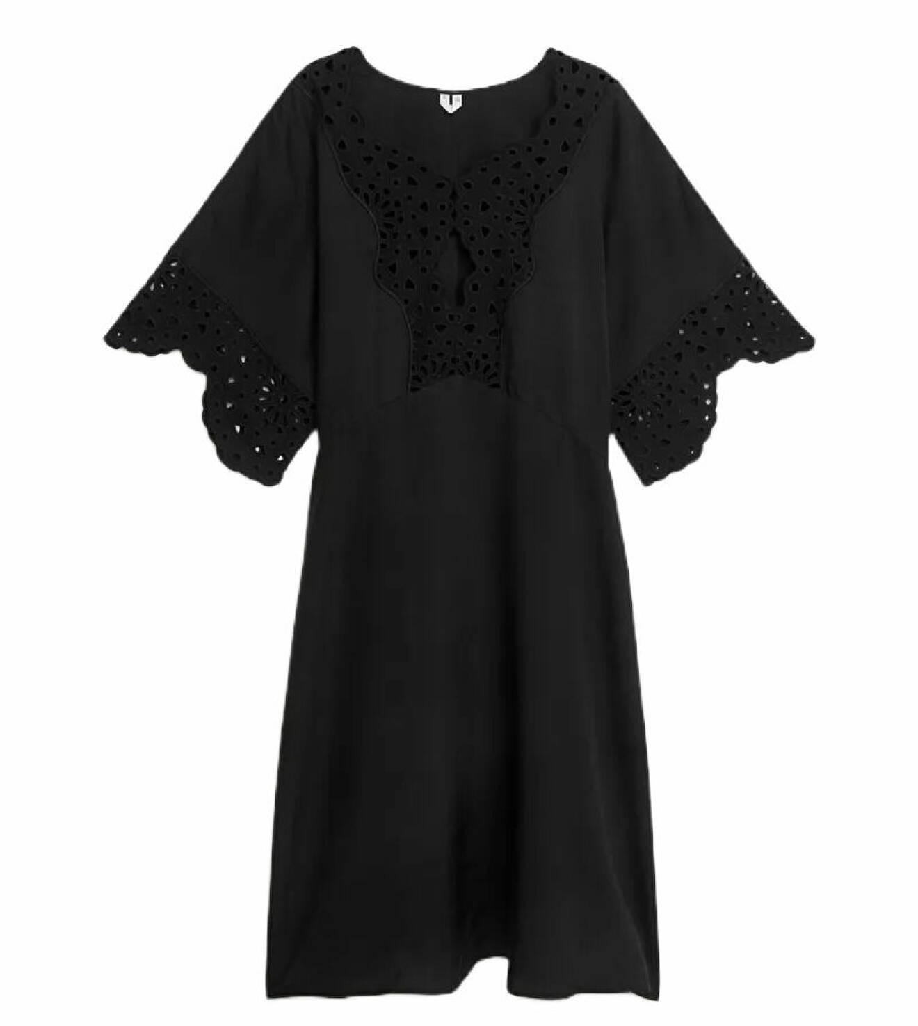 klänning i svart med brodyr