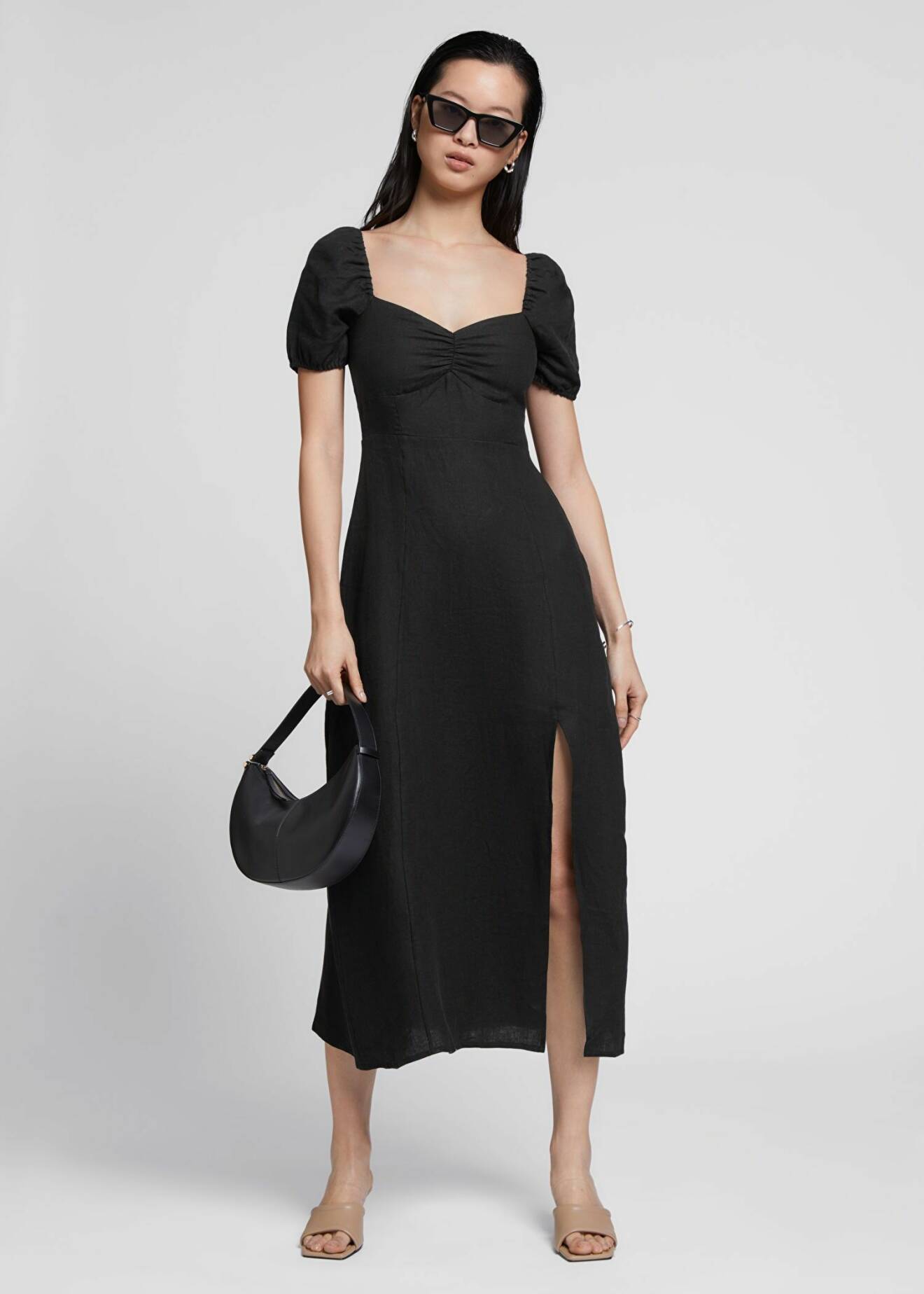 klänning i svart med slits och puffärm