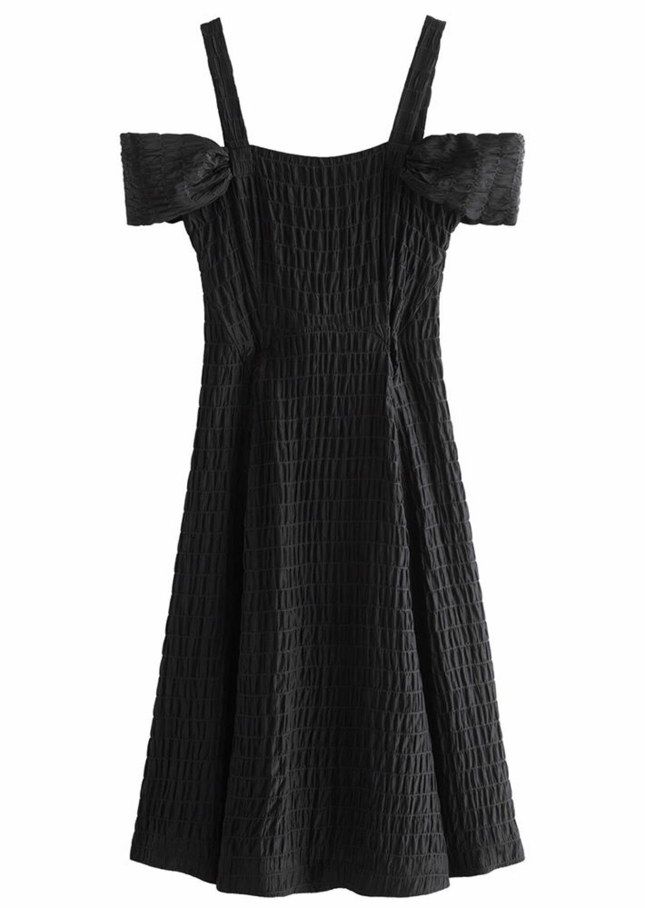 svart klänning med smock rejina pyo and other stories