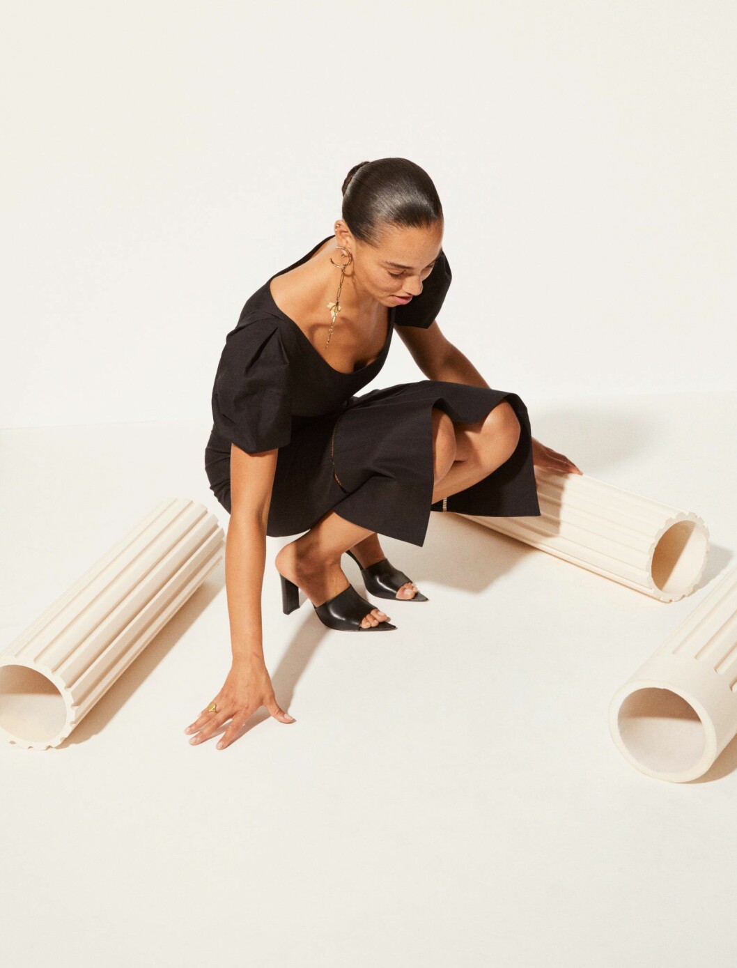 Klänning, 10 640 kr, Khaite/Mytheresa.com. Skor, 2 900 kr, ATP Atelier. Örhänge, 2 300 kr, Acne Studios. Så stylar du vårfärgerna 2020, svart klänning Khaite