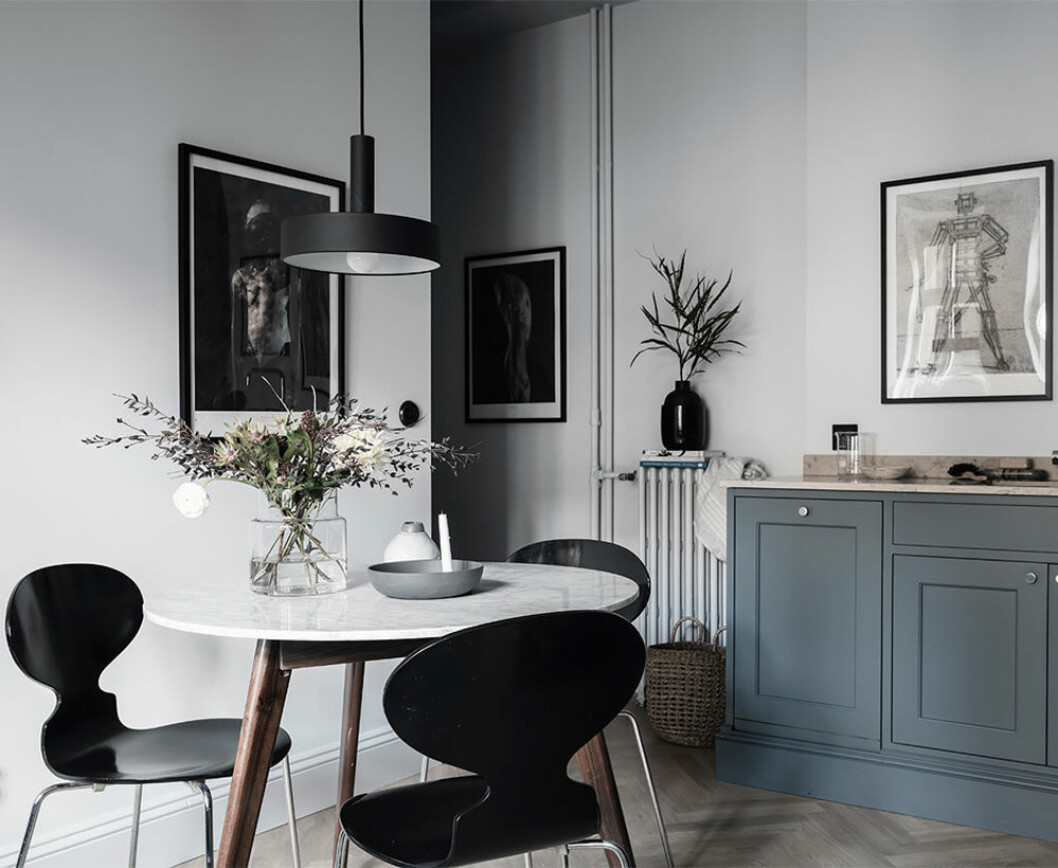 Svart lampa och svarta stolar