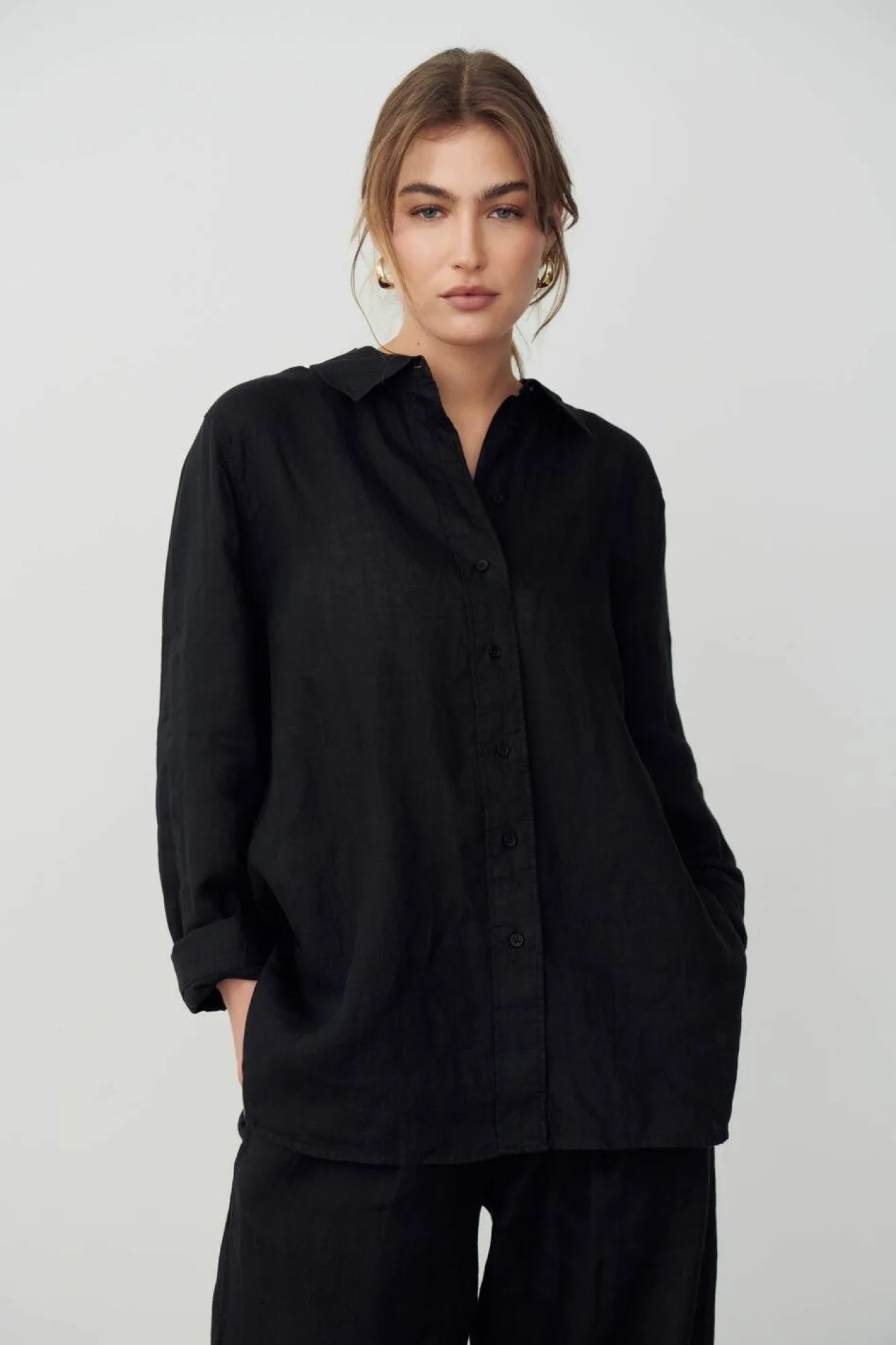 svart skjorta i linne med oversize passform och svarta knappar framtill från Gina Tricot