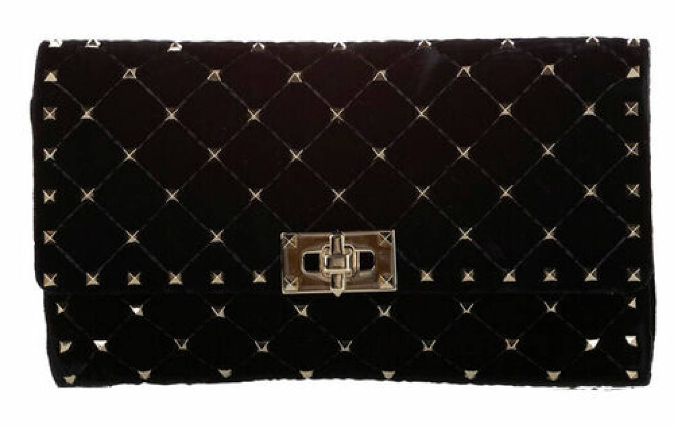 svart sammetsväska med guldnitar från Valentino