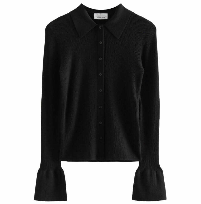 svart stickad tröja med knappar och krage