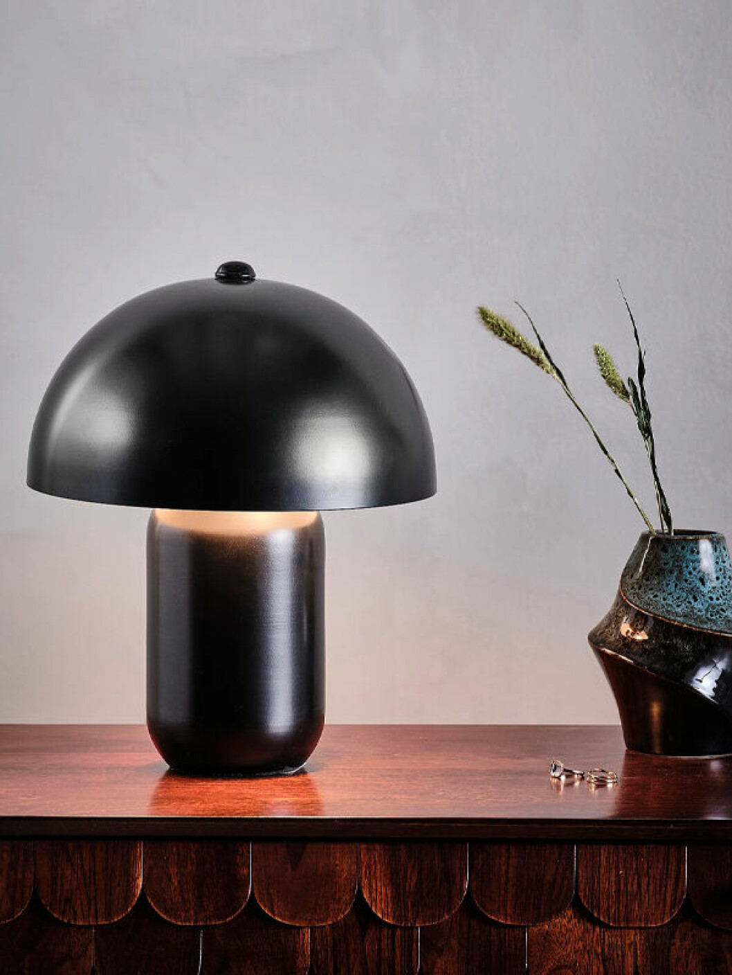 svart svamplampa metall bordslampa