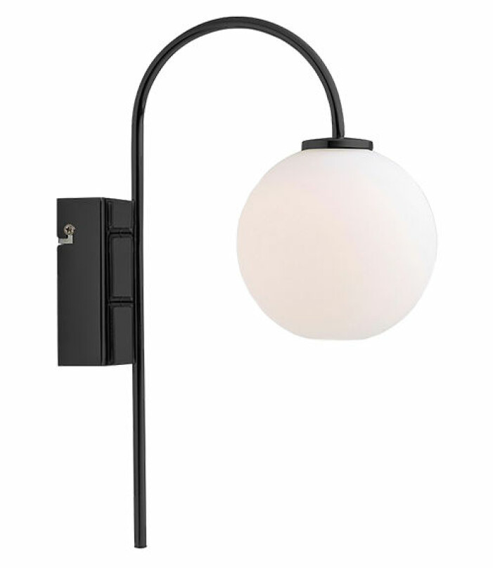 svart vägglampa med glaskula