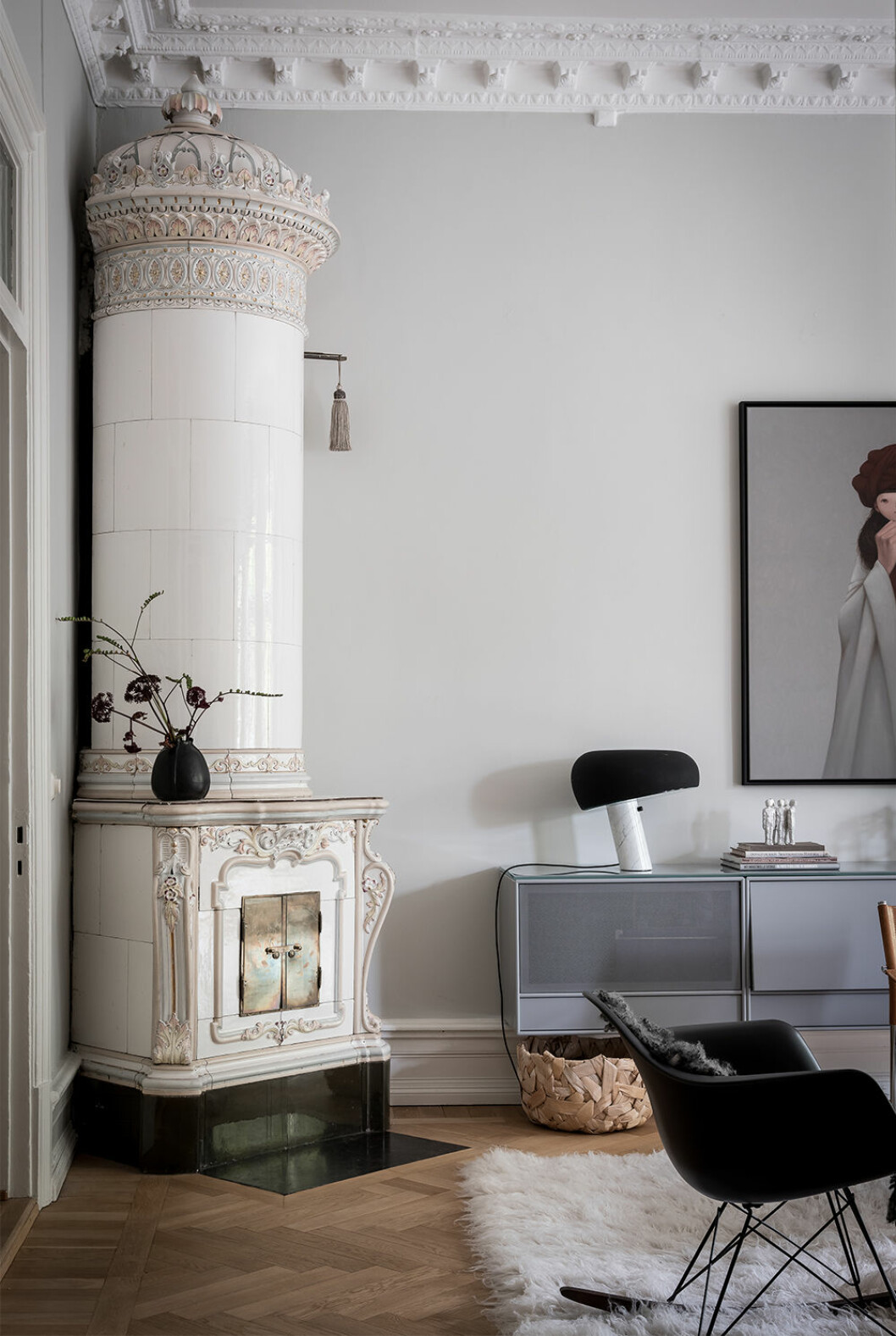 Foto: Alen Cordic Styling: Nouvel Interiör för <a href="https://www.instagram.com/bjurfors_goteborg/?hl=sv" target="_blank" rel="noopener">Bjurfors</a>/mäklare: Sandra Stals Svarta detaljer med vas och lampa i svart
