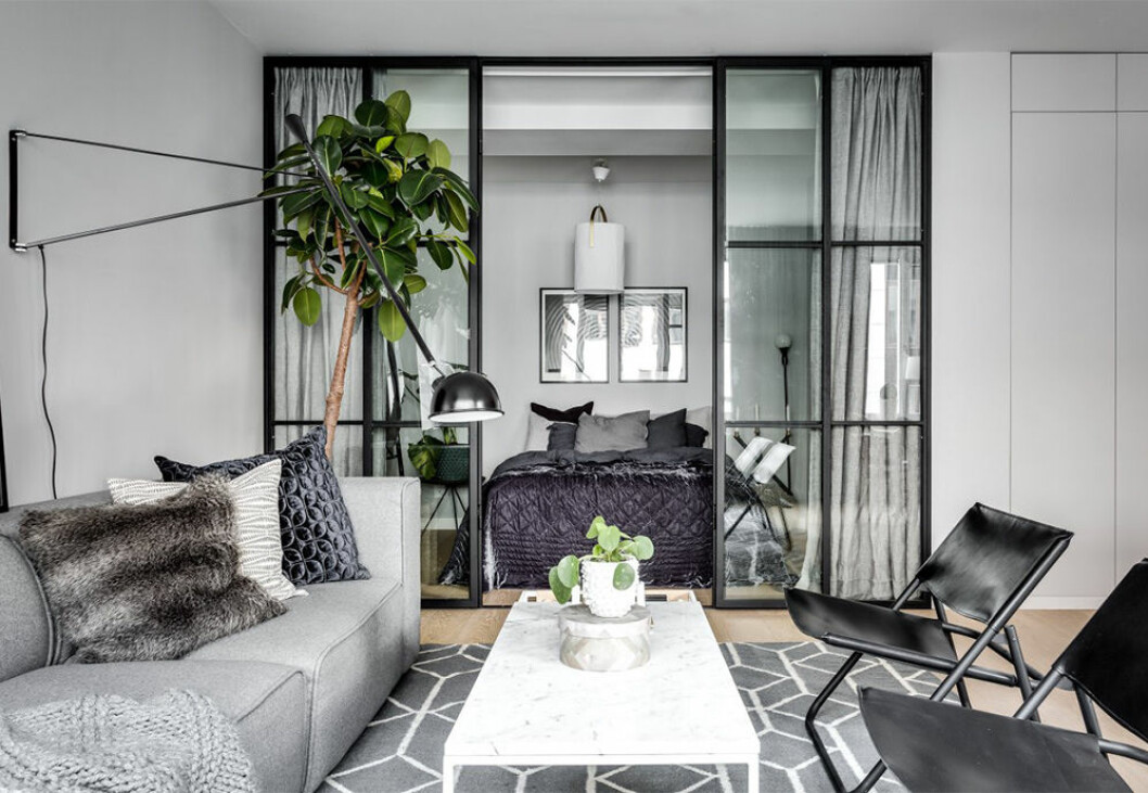 Foto: Henrik Nero Styling: Stylingbolaget för <a href="https://www.instagram.com/mohvmaklare/?hl=sv" target="_blank" rel="noopener">MOHV</a> Stilfull svart glasvägg med smidesjärn i svart