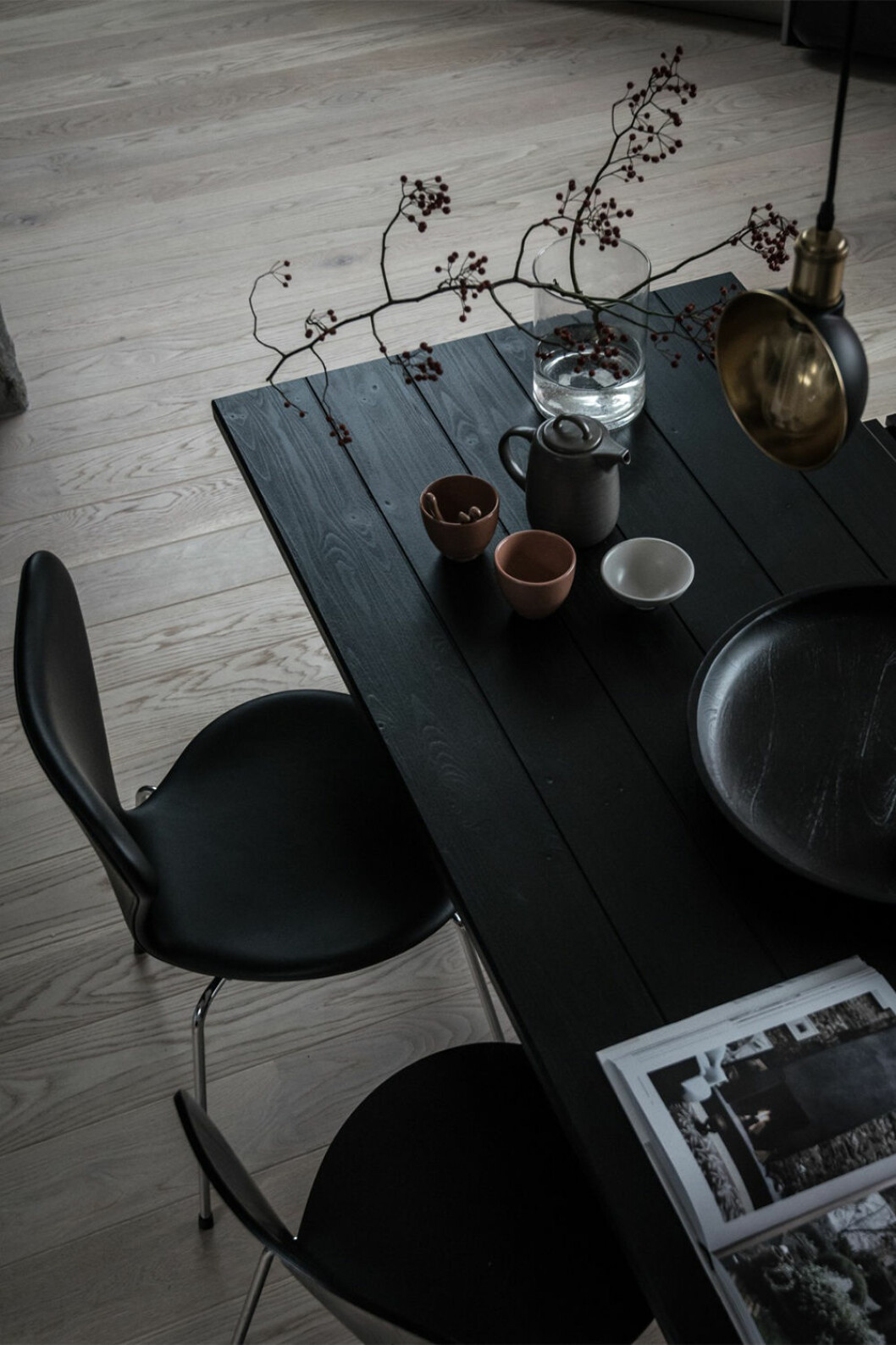 Svart matbord med svarta stolar