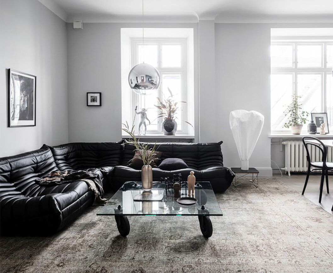 Foto: Anders Bergstedt Styling: Nouvel Interiör för <a href="https://www.instagram.com/entrancemakleri/?hl=sv" target="_blank" rel="noopener">Entrance mäkleri</a>/mäklare: Erika Bergholm Svart soffa Togo från Ligne Roset