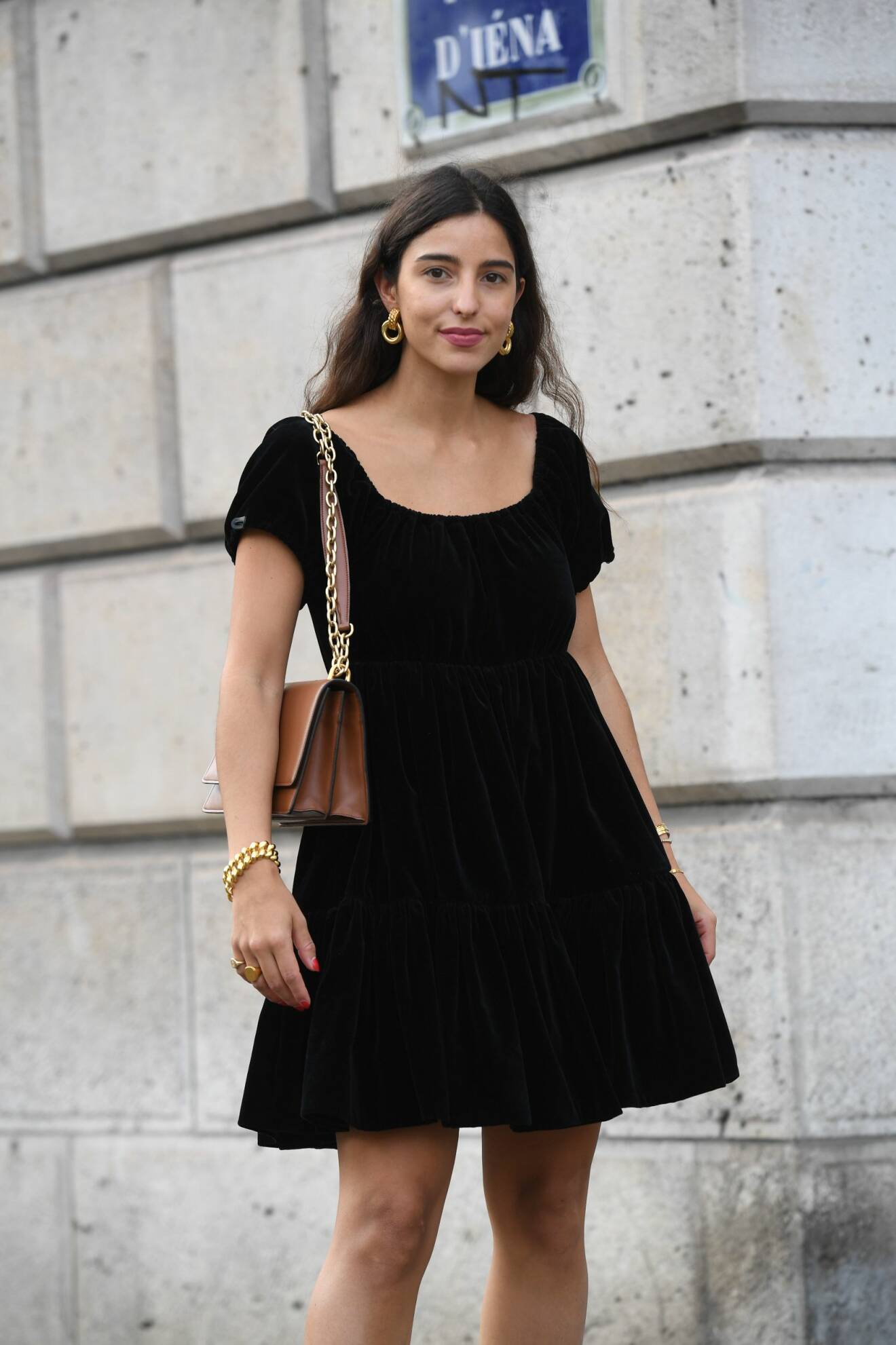streetstyle-outfit med svart klänning och väska med guldfärgad kedja
