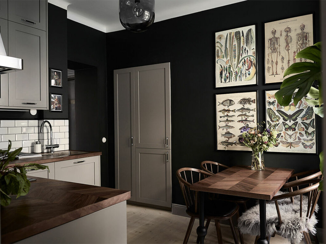 Foto: Fredric Boukari Styling: Now Interior Design för <a href="https://www.instagram.com/historiskahem/?hl=sv" target="_blank" rel="noopener">Historiska hem</a>/mäklare: Björn Schumacher Kök med nästintill svarta väggar
