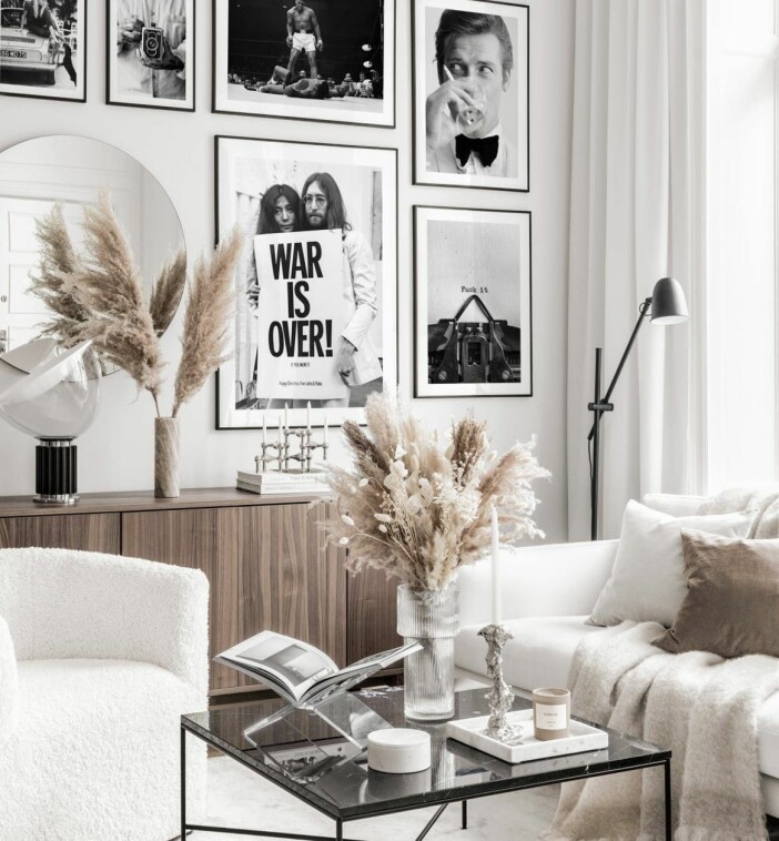 Det gäller att ha en tydlig plan för att få till upphängningen av tavelväggen på ett snyggt sätt. Foto: Poster store svartvit tavelvägg från poster store