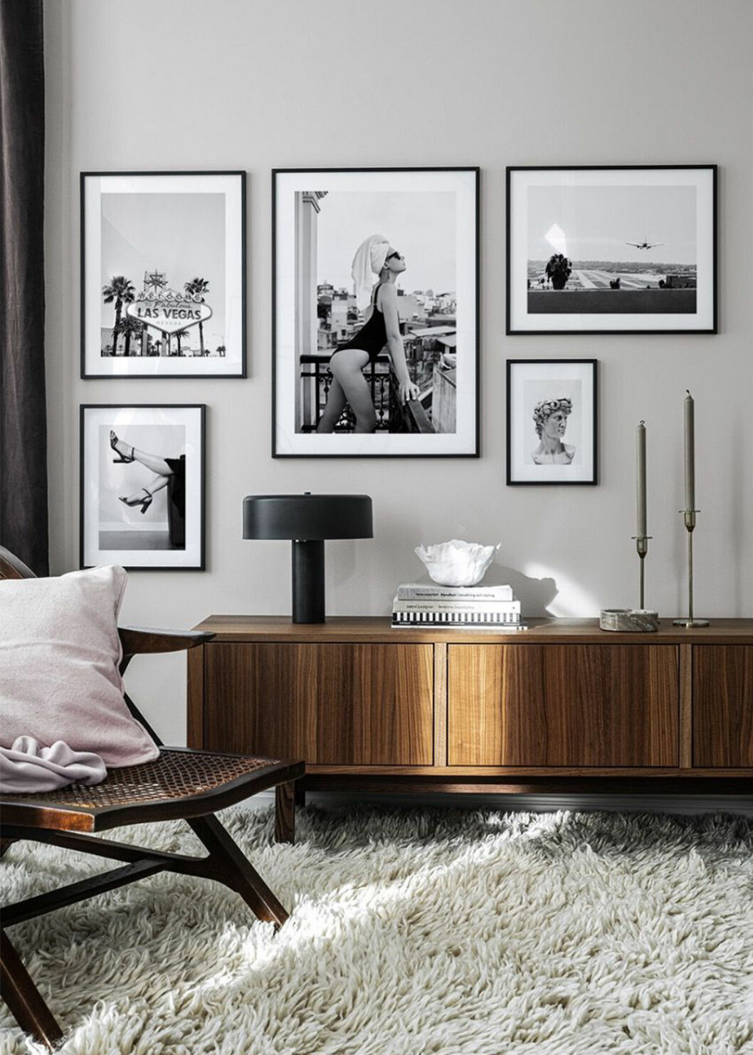 Foto och motiv: <a href="https://www.postery.com/se/gallery-wall-7003" target="_blank" rel="noopener">Postery</a> Inspiration till den svartvita tavelväggen