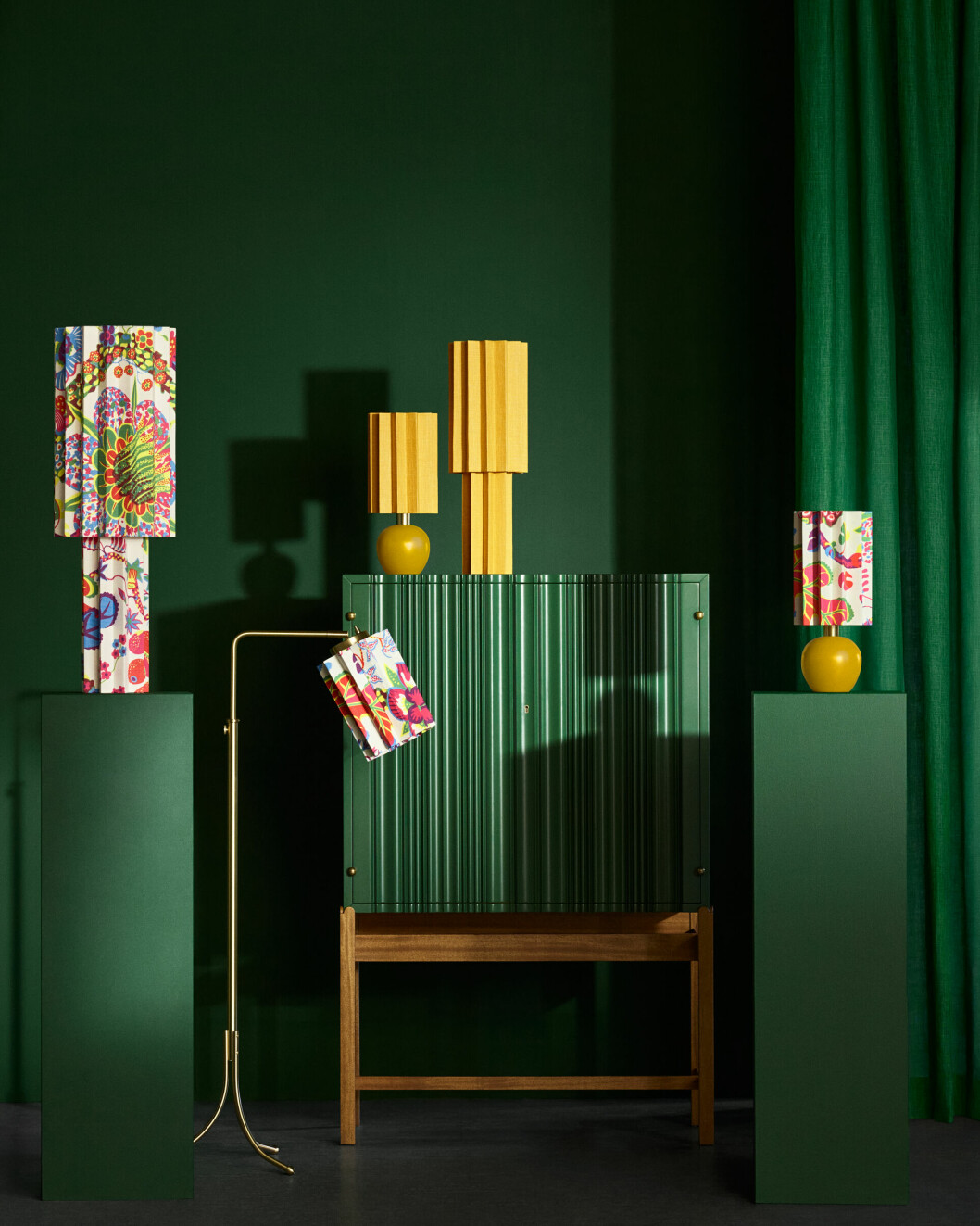 Folkform har formgivit nya plisserade lampor för Svenskt Tenn, med Josef Franks klassiska tyger. folkforms lampor i plisserat josef frank-tyg för svenskt tenn