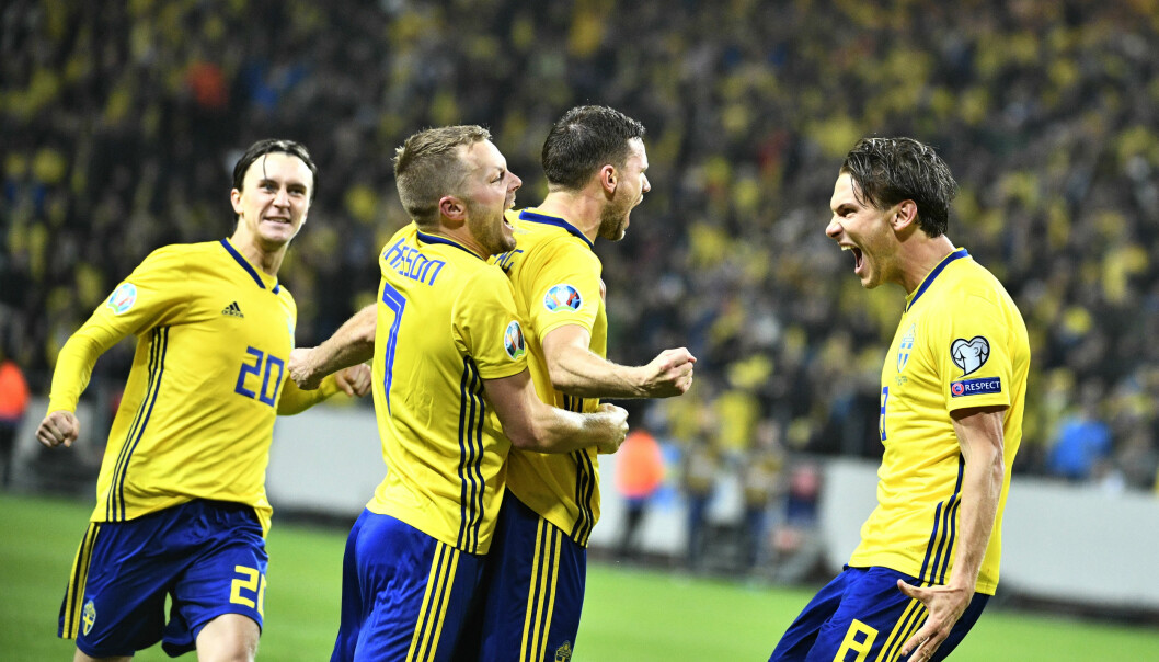 Sverige är klart för fotbolls-EM 2021. Sverige kvalar in till fotbolls-EM 2021.
