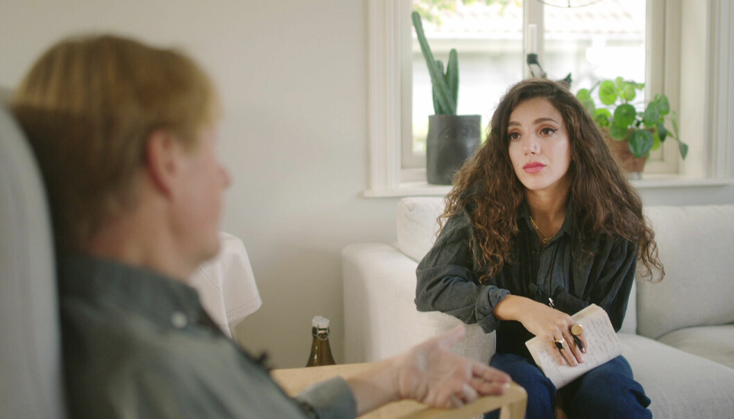 Gina Dirawis resa börjar med att hon träffar Björn Natthiko Lindeblad. Deras möte kom att bli en av hans sista intervjuer. Gina Dirawi möter Björn Natthiko Lindeblad i sin serie på SVT