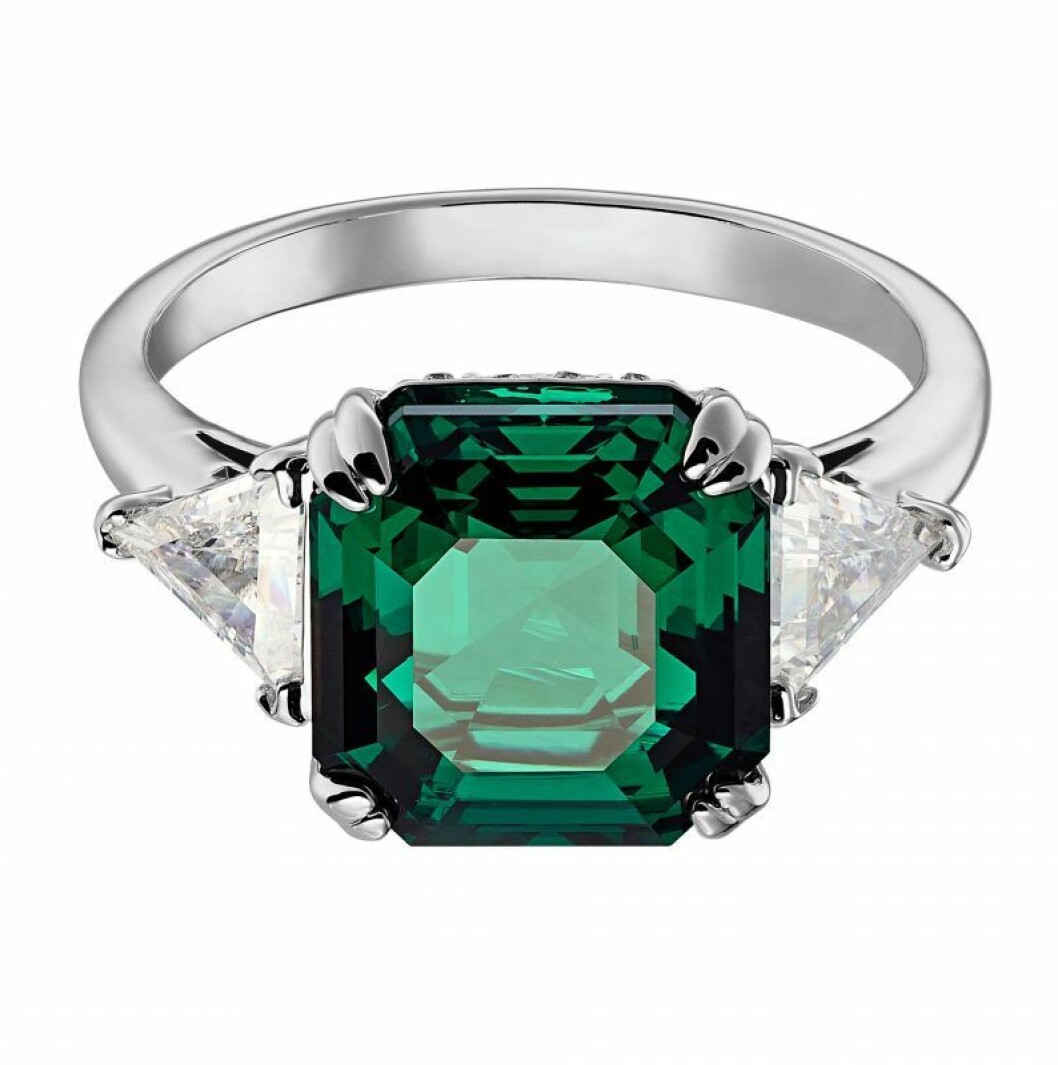 Silvrig ring med grön smaragd från Swarowski