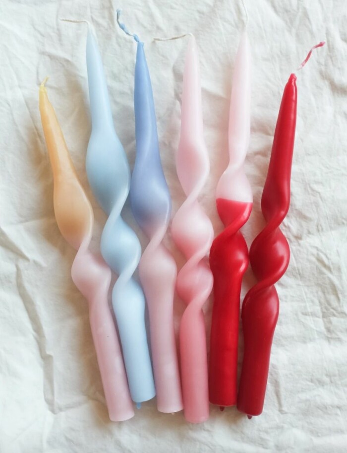 Snurrade ljus – särskilt i rött – är en trendig detalj i julinredningarna 2020. Foto och ljus: <a target="_blank" href="https://attack-shop.com/collections/candles/products/swirl-candle-white-red">Attack shop</a> swirl ljus