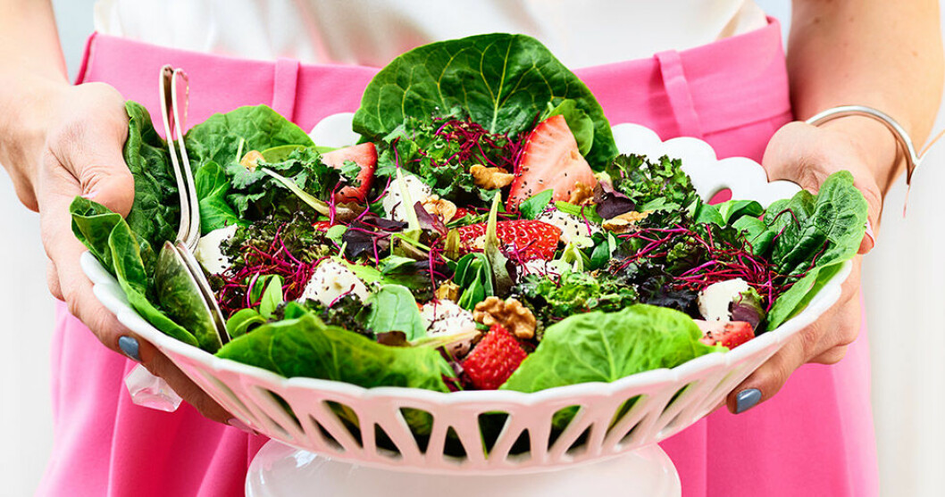 Sallad med jordgubbar, getost och valnötter. Sallad med jordgubbar, getost och valnötter.