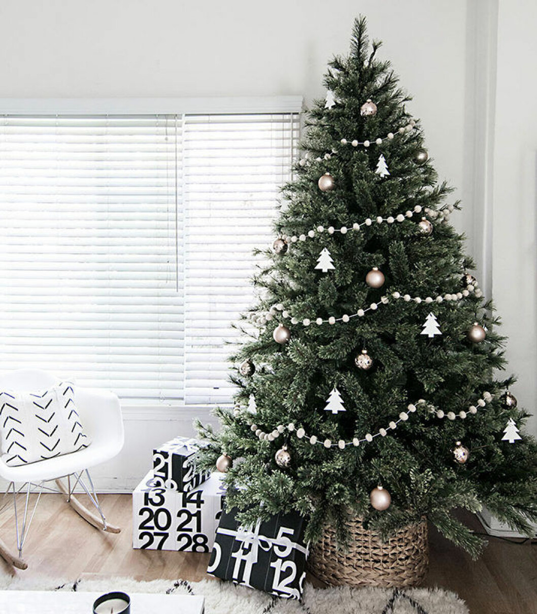 Foto: <a href="http://www.homeyohmy.com/minimal-scandinavian-christmas-tree/" target="_blank" rel="noopener">Homeyohmy</a> symmetri_julgran
