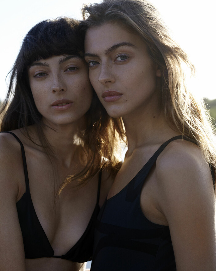 Nike: Bikinitopp, 539 kr, FL Swimwear. Lone: Baddräkt, 1 200 kr, Totême. Nike har en bikinitop från FL Swimwear och Lone har en baddräkt från Totême