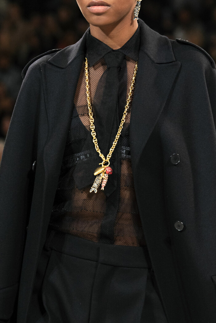 Ta inspiration från Dior som låter den långa kedjan pigga upp en klassisk look med svart från topp till tå.
