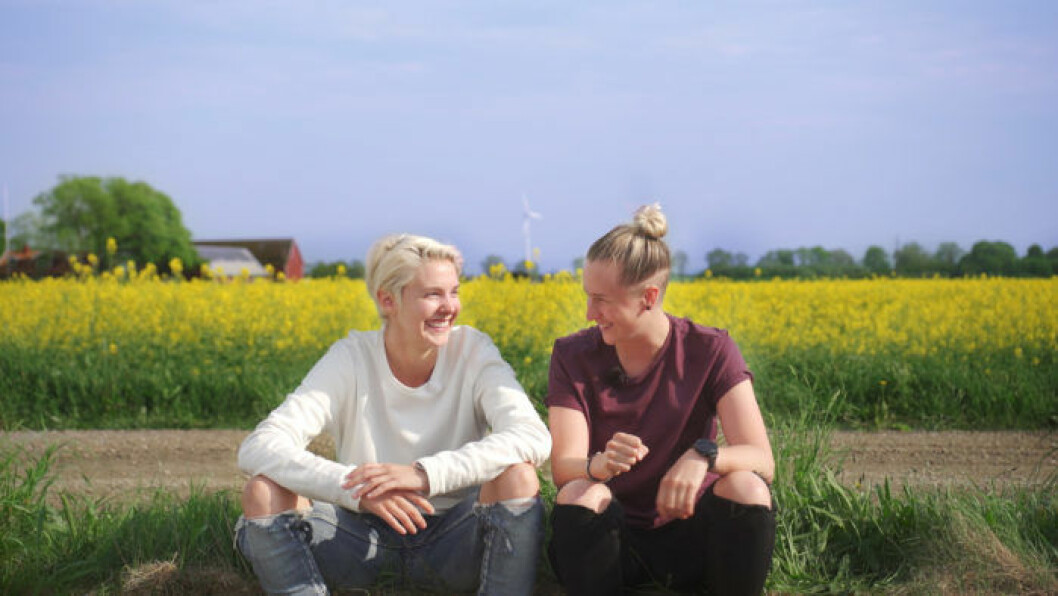 Linda Rosendal och Alice Hollingworth är programledare för serien Tack gud jag är homo på UR. Foto: UR Linda Rosendal och Alice Hollingworth är programledare för serien