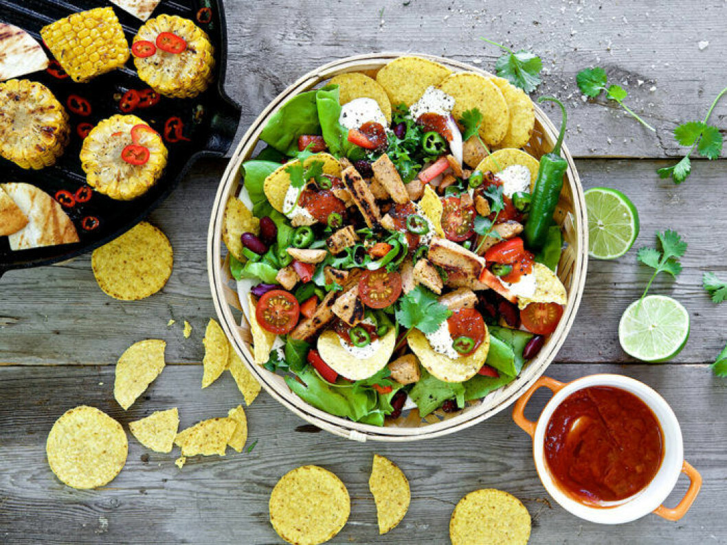 Du kan variera toppingen på tacosalladen efter egen smak. tacosallad-vegetarisk