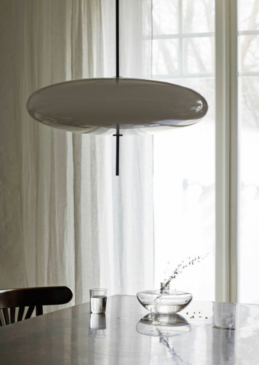 Skulptural taklampa 2065 av Gino Sarfatti, Astep, finns hos bland annat Växjö Elektiska. Stilren taklampa i grått från Astep