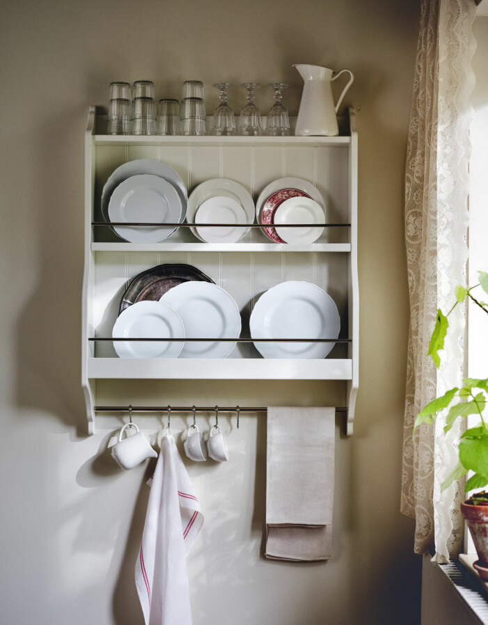 Den klassiska tallrikshyllan har under de senaste åren gjort en comeback i många hem – och så även på Ikea. På bilden syns nyheten <em>Tornviken</em>. trendig tallrikshylla i kök från ikea