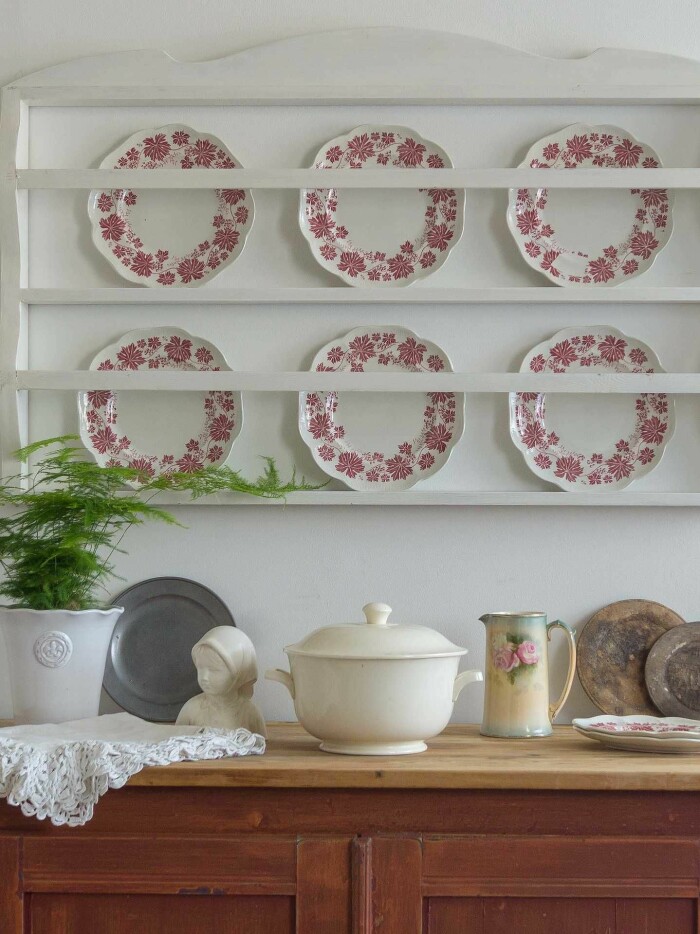 Tallrikshyllan har blivit något av en it-detalj igen. Foto och hylla: <a target="_blank" href="https://www.butiklanthandeln.se/se/art/tallrikshylla-1.php">Butiken lanthandeln</a> tallrikshyllan är en trendig detalj i inredningen 2021