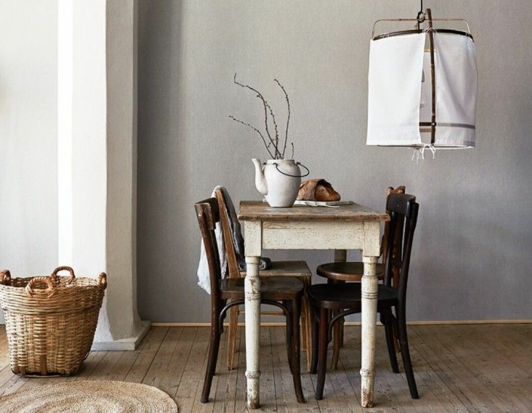 tapet_bord_stolar_lampa