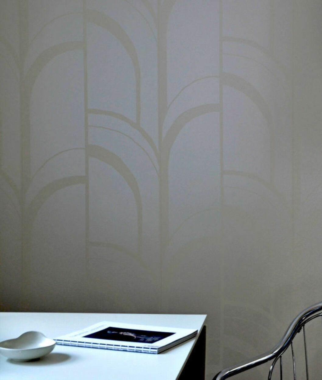 Tapet <em>Reflections</em> upplevs olika beroende på hur ljuset faller, design Malin Karstensson, 995 kr/rulle, Mimou. Tapet Reflections från Mimou, design Malin Karstensson