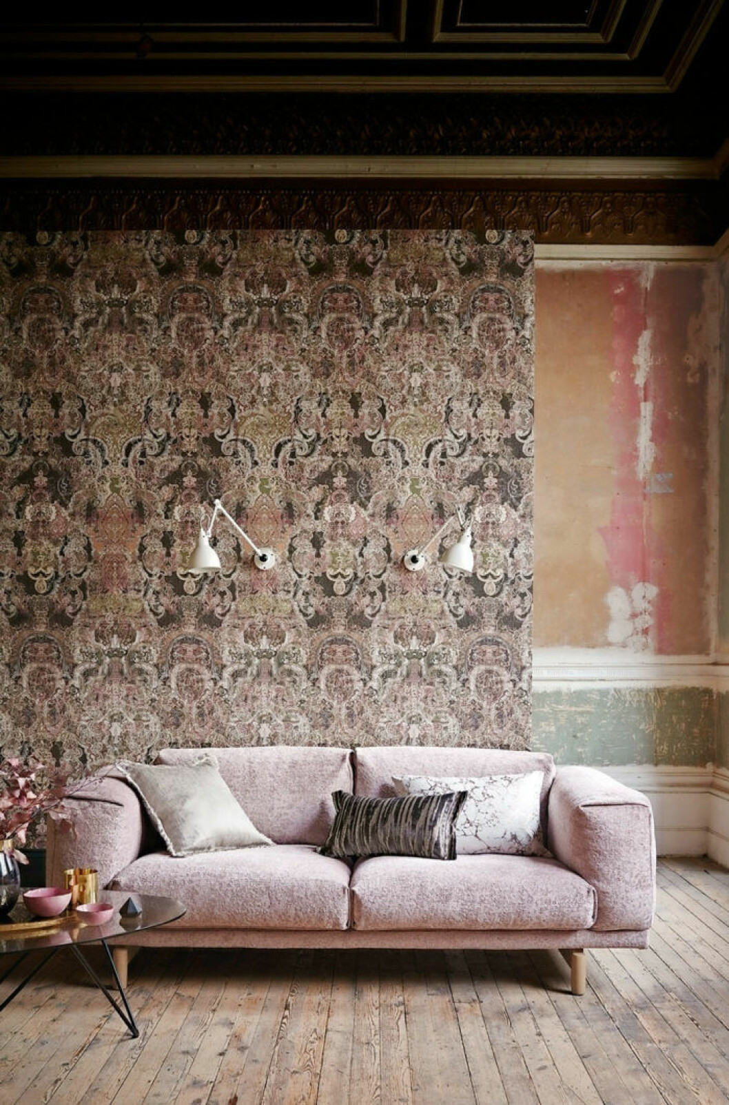 Ljuvlig svärta! Det orientaliska storskaliga mönstret <em>Maroque Malva</em> är en del av kollektionen Herbia, 3 685 kr/rulle, Black Edition/Engelska tapetmagasinet. Herbias orientaliska tapet Maroque Malva i bruna toner