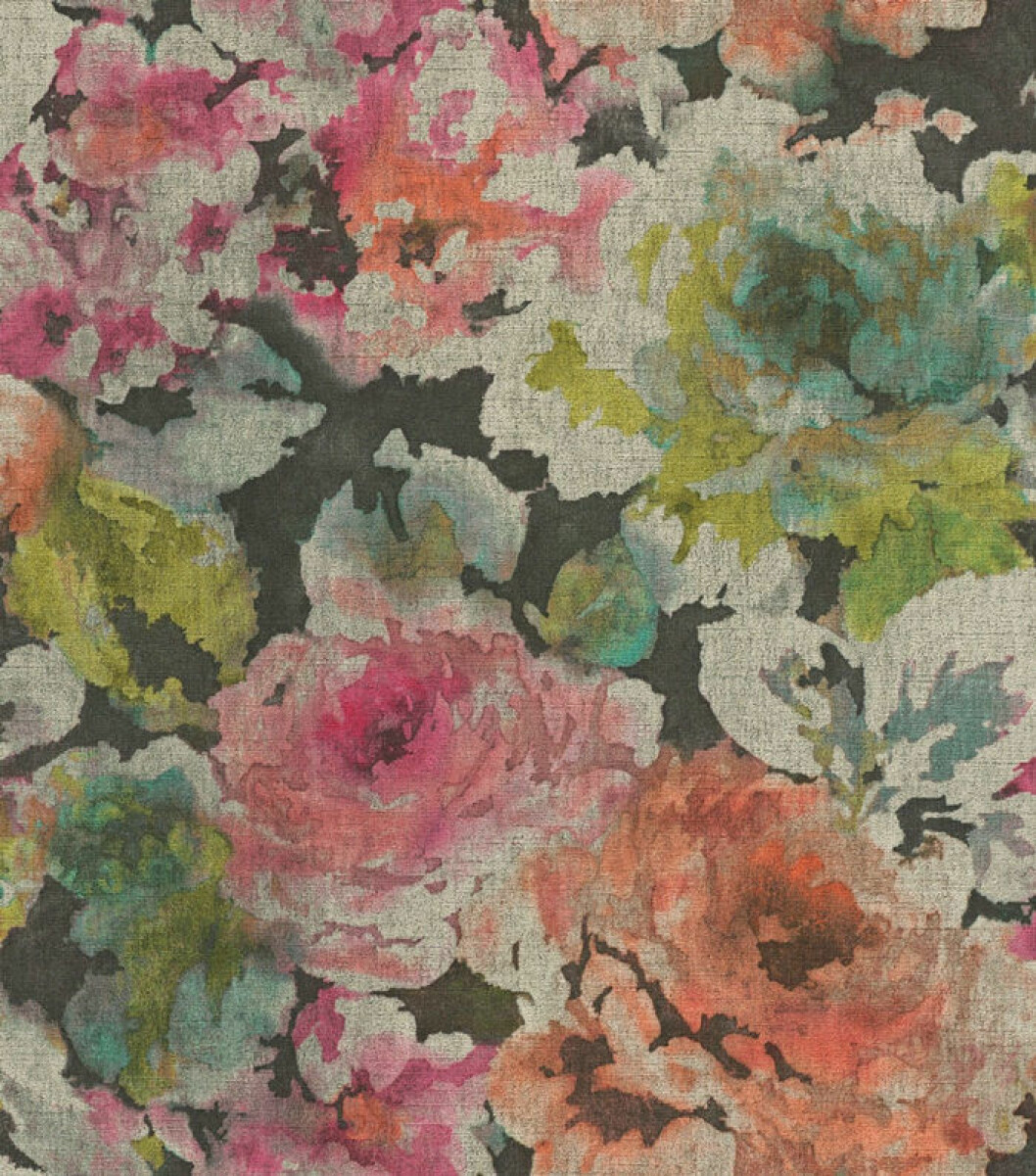 Gråsvart, cerise-rosa och grönt i fin kombination. Tapet <em>455663</em> ur Midbecs kollektion Florens, 455 kr/ rulle, Midbec/Engelska tapet-magasinet. Blommig tapet ur Midbecs kollektion Florens