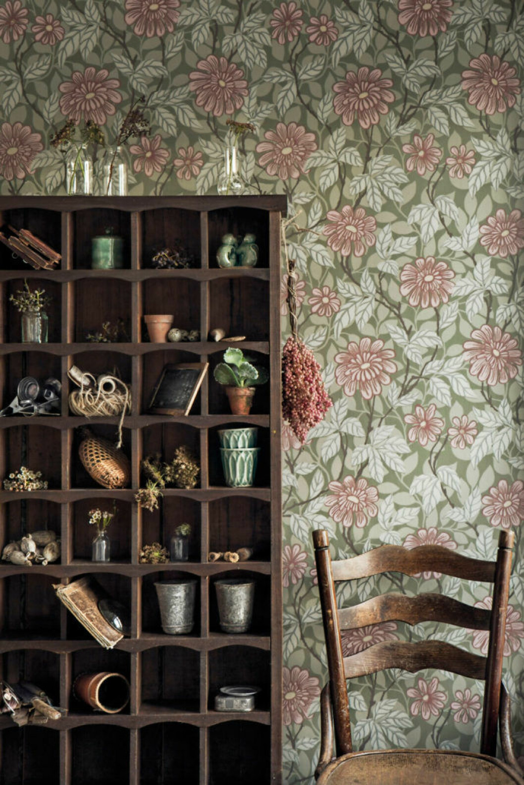 Det vackra mönstret <em>Zinna</em>, design Hanna Wendelbo-Hansson, är en del av kollektionen Villa Dalarö, 870 kr/rulle, Sandberg. Den blommiga tapeten Zinna från Sandberg