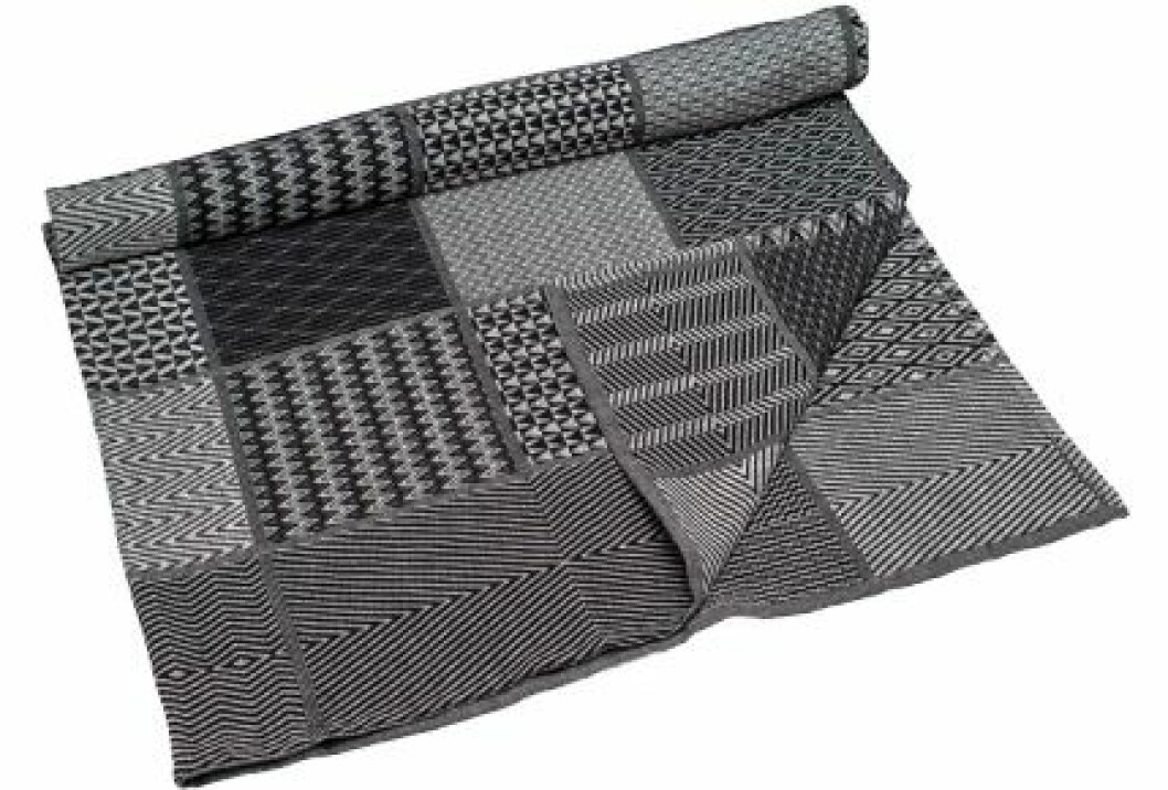 <em>Skulle brasglöden falna före samtalets slut ger denna värme att härda ut</em><br>Pläd Tara, 140×160 cm, 399 kr, Indiska. Pläd Tara