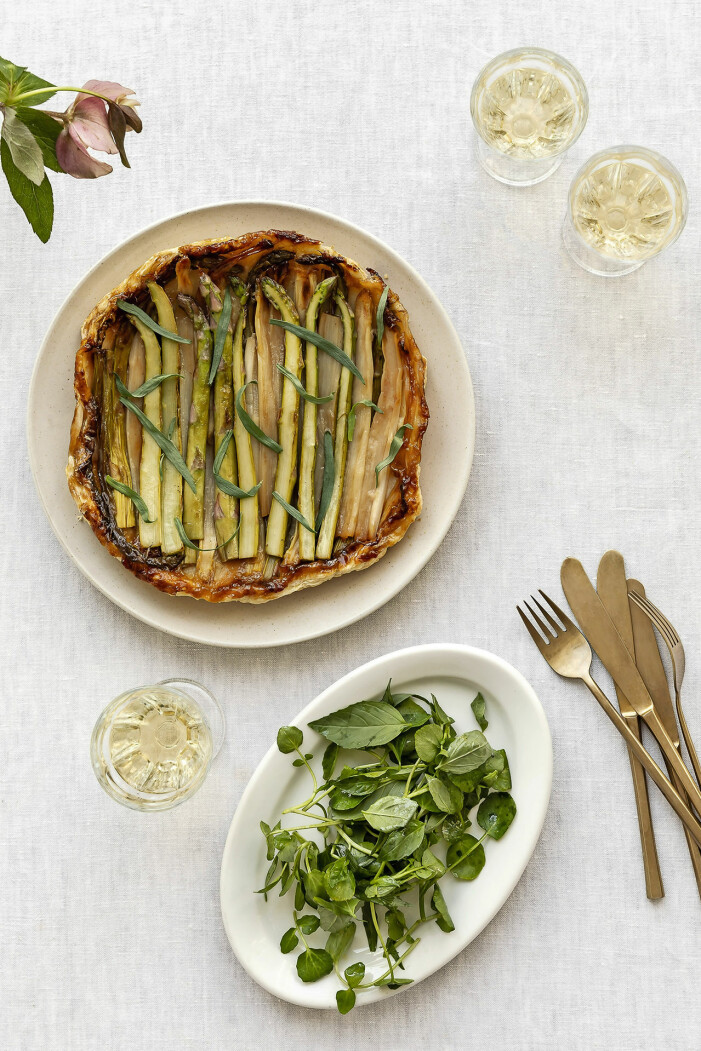 Laga tarte tatin med karamelliserad sparris