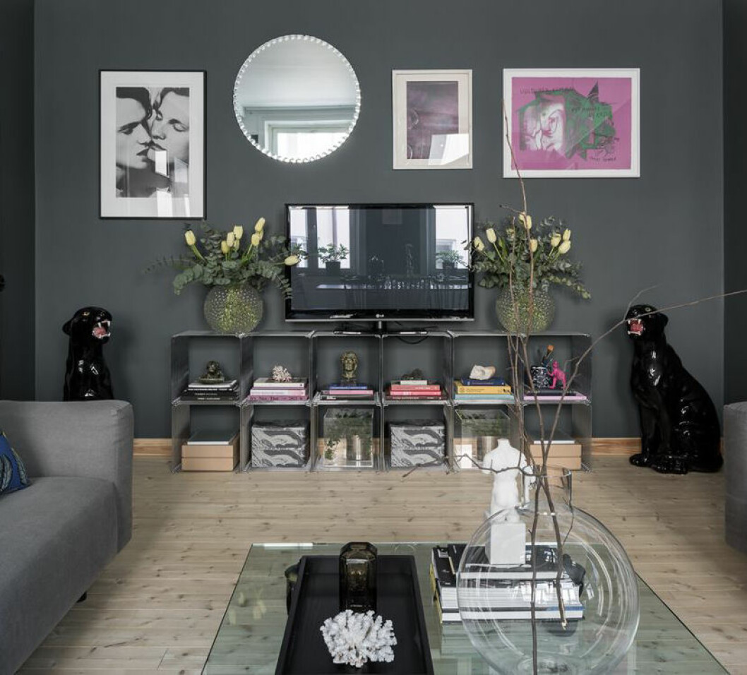 Foto: <a href="https://www.instagram.com/peobengtssonphotography/" target="_blank" rel="noopener">Peo Bengtsson</a> Styling: Studio Skogh Längö för <a href="https://www.instagram.com/bjurfors_stockholm/?hl=sv" target="_blank" rel="noopener">Bjurfors</a>/mäklare: Anna Kling Gråt vardagsrum, trägolv