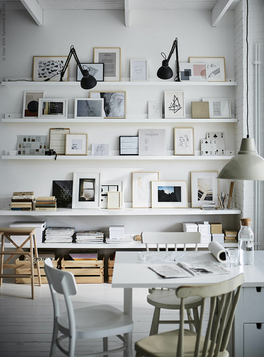 Foto:<a href="https://livethemma.ikea.se/kickstart-med-konst/" target="_blank" rel="noopener"> Ikea Livet Hemma</a> Tavelvägg med tavellister från Ikea