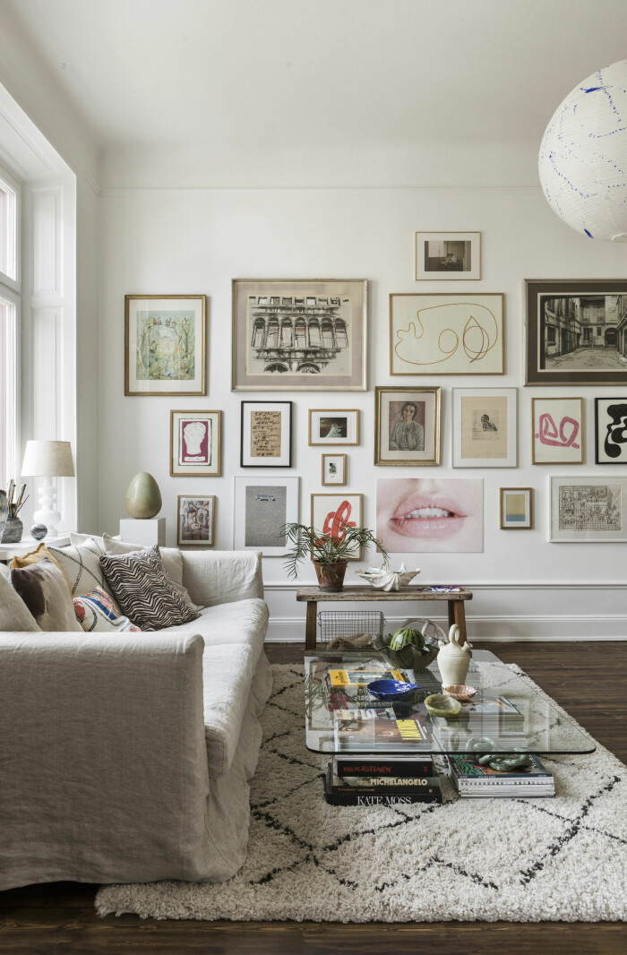 Foto: Mikael Lundblad, Styling: Emma Wallmén | Syns i: <a target="_blank" href="https://www.elle.se/decoration/wow-kolla-in-emelys-inspirerande-tavelvagg/5429368">Hemma hos Emely Crona Stenberg</a> tavelvägg och inspirerande vardagsrum hos emely crona stenberg