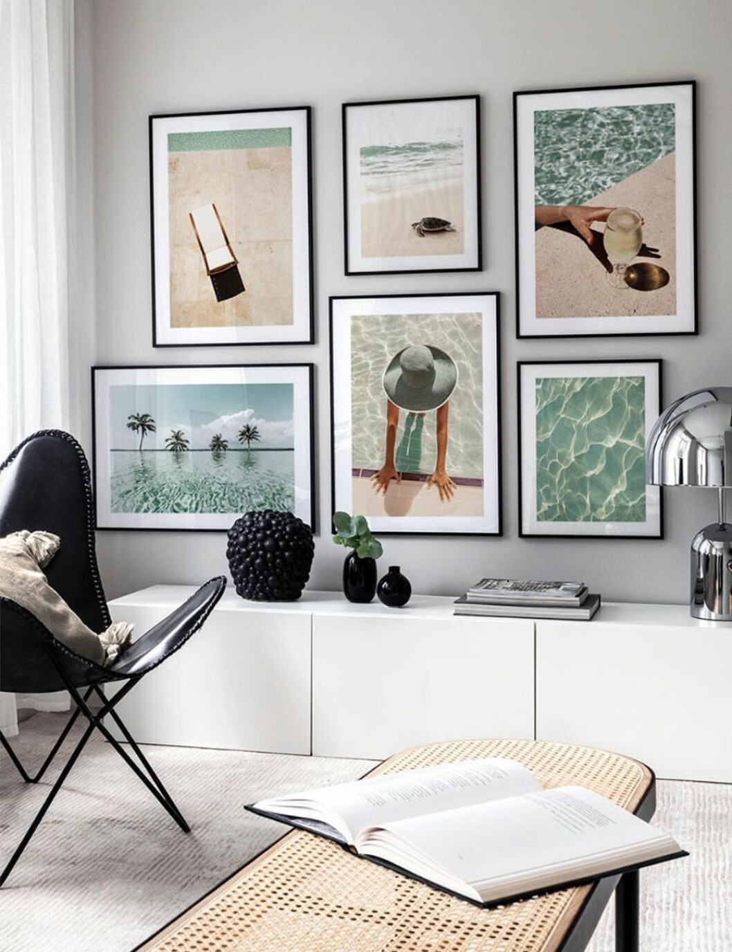 Foto och motiv: <a href="https://www.postery.com/se/gallery-wall-7018" target="_blank" rel="noopener">Postery</a> tavelvägg med tropiskt pool tema