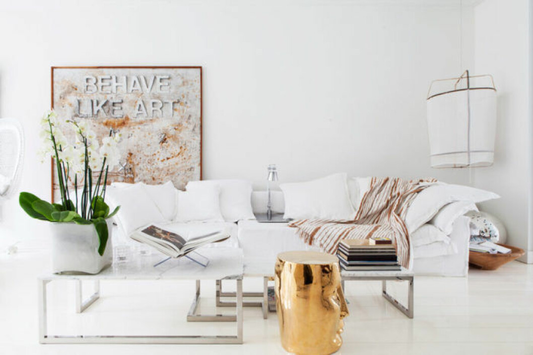 Bild från ”<a href="https://www.elle.se/decoration/antikviteter-och-moderna-inslag-och-ett-magiskt-sovrum/" target="_blank" rel="noopener">Harmoniskt i krispigt vitt – och ett drömmigt sovrum</a>”, Styling: Bastienne Van Bockel, foto: Tessa Jol/Taverne Agency Guldsoffbord