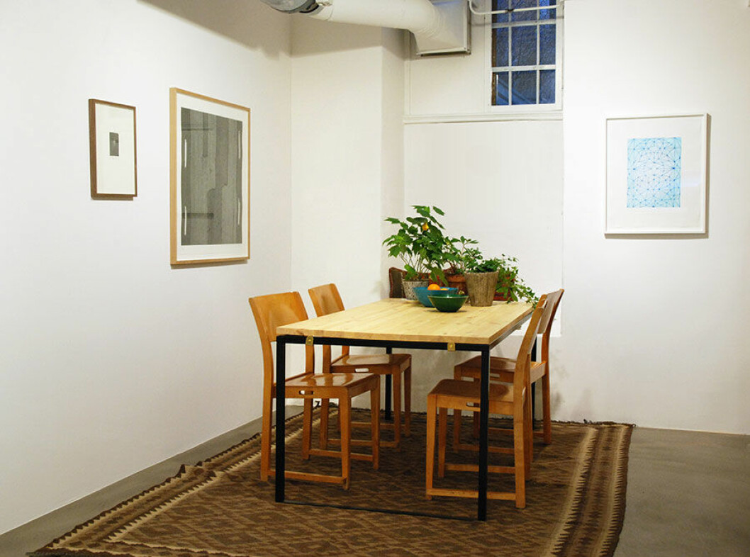 Slopa den maffiga tavelväggen och koncentrera oss på konstverken istället för att försöka få in allt på en yta, tycker konsthandlaren Elisabet Blennow Calälv. Foto: Elisabeth Blennow Calälv Tavlor vid en matplats