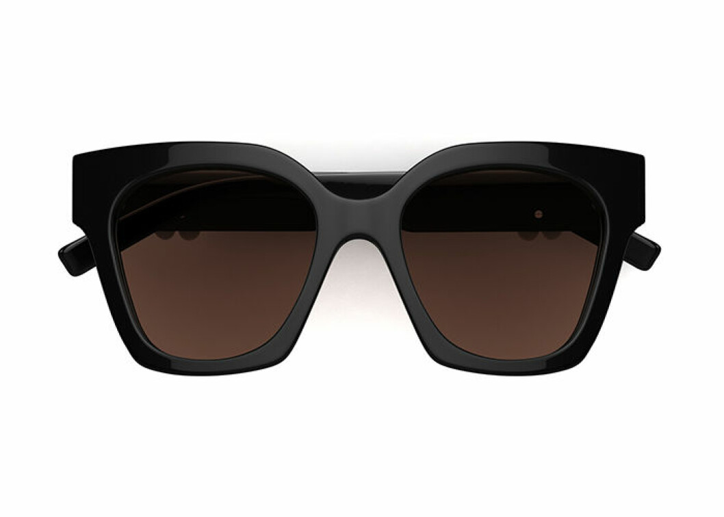 Svarta teacup-solglasögon: <a href="https://www.specsavers.se/glasogon/marc-jacobs-sun-rx-04?sku=30769250" target="_blank" rel="noopener">Marc Jacobs</a>, 1995 kr.